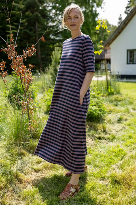 Danebasic Goodnews Dress von Danefae in Mauve und Dark Navy, gestreift, T-Shirt-Kleid mit Taschen
