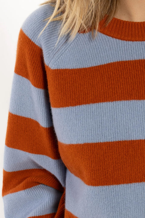 Danerelation Sweater Danefae Porcelaine Chili – Detailansicht grob gestricktes Merinostrickbild mit horizontalen Streifen in Blau und Warmrot
