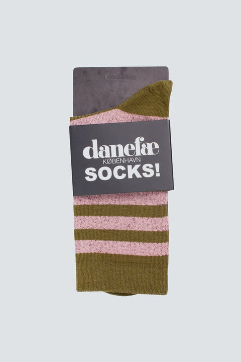 Daneraven Glitter Socks Danefae Quail Olive – Detailansicht schimmernder Glitzereffekt auf Altrosa-Olivgrün-Streifen