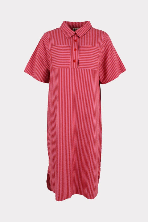Danefolk Seersucker SS Dress von Danefae in Chili und Soft Cherry, rot-rosa gestreift, Kragen mit Knöpfen, kurze Ärmel