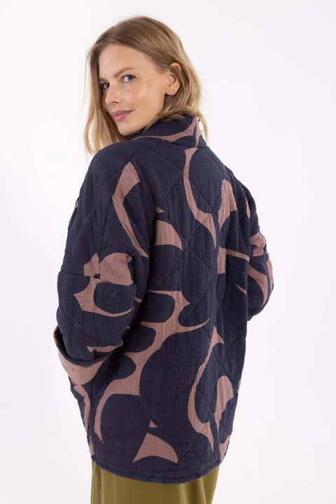 Danekatrin Quilt Jacket Danefae – Detailansicht Steppmuster und Stückfärbung in Dunkelblau und Mauve