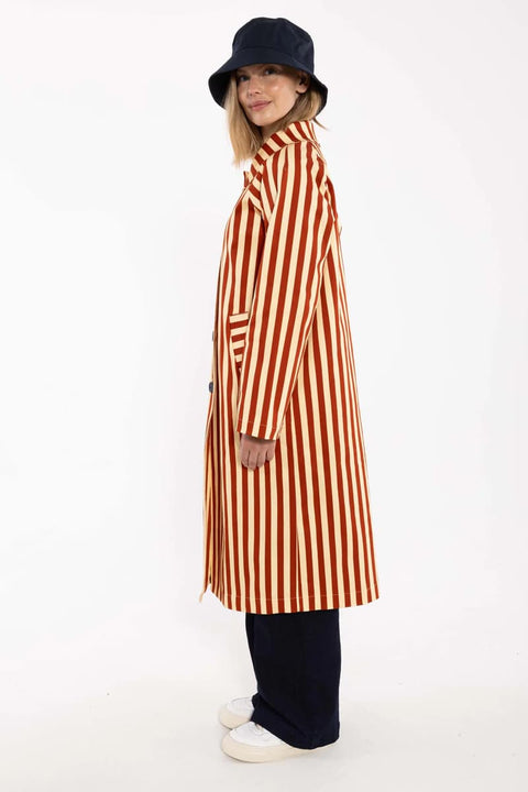 Styling-Ansicht Daneladylike Canvas Jacket Danefae in Chili/Nougat, offen getragen über Kleid oder Jeans