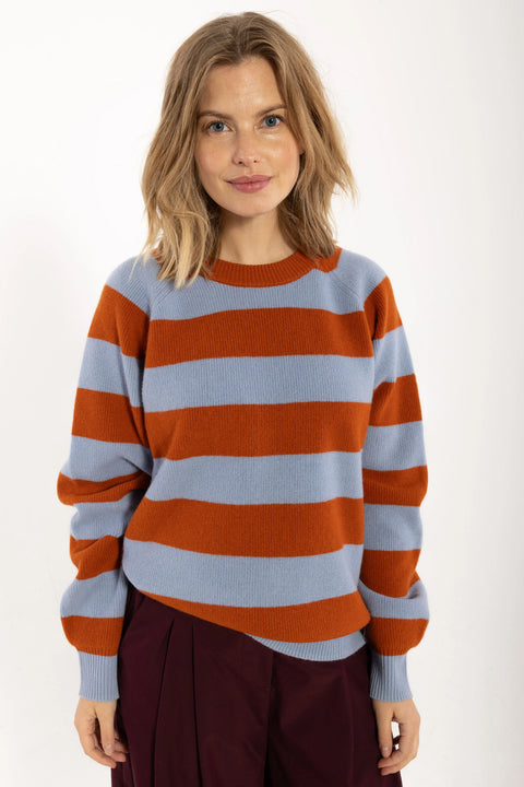 Danerelation Chunky Merino Wool Sweater Porcelaine/Chili von Danefae, Oversized-Schnitt mit Raglanärmeln, horizontale Streifen in Blau und Rot, 100% Merinowolle