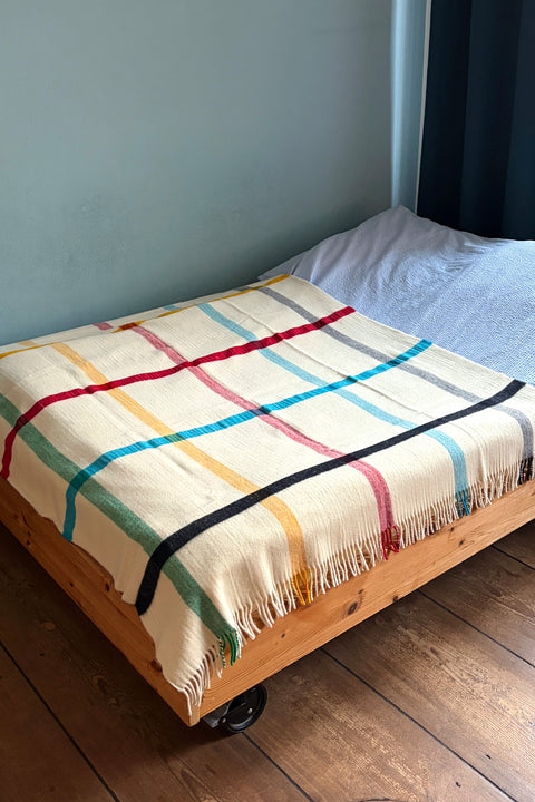 Wolldecke aus 100 % Schurwolle in kräftiger Farbkombination auf Weiß – 180 × 140 cm, warm und maschinenwaschbar im Wollprogramm