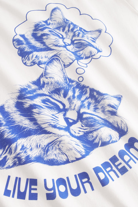 Vadstena Live Your Dream Dedicated – Detailansicht großer Textprint in ausgewogener Komposition auf Off-White Single Jersey, 180 gsm
