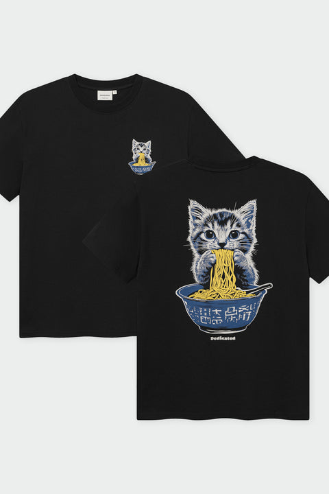 T-Shirt Stockholm Cat And Noodles Black von Dedicated, Regular Fit, schwarzes Bio-Shirt mit Katze-Nudeln-Illustration auf Brust und Rücken