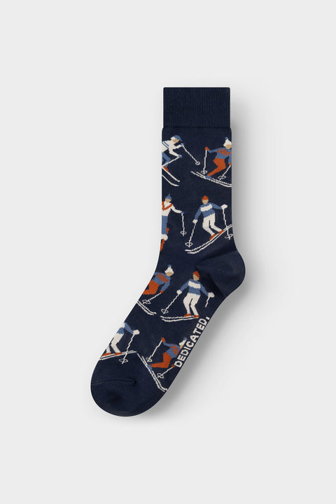 Socks Sigtuna Ski Team Dedicated Estate Blue – Detailansicht verspielte Skifahrer-Illustration auf dunkelblauem Socken