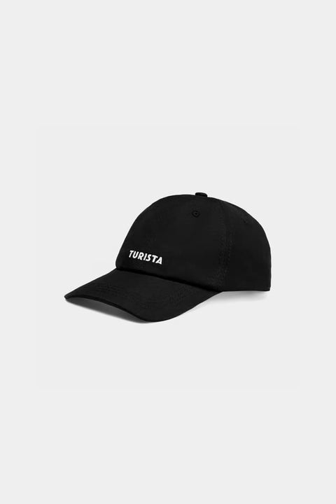 Soft Cap Slussen Turista Black Dedicated – Detailansicht kleines Turista-Motiv auf schwarzem Bio-Baumwoll-Canvas, gebogener Schirm