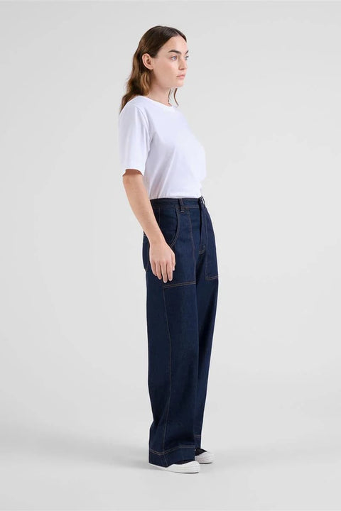 Dunkelblaue Hose aus recycelter und Bio-Baumwolle im Workwear-Stil