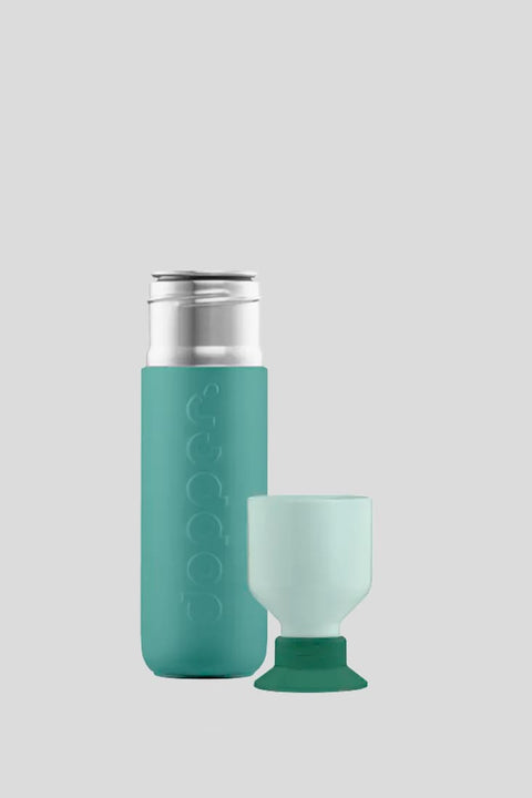 Dopper Steel Canopy Green – Detailansicht pulverbeschichteter Edelstahlkörper in Grün, 90% recycelter Stahl