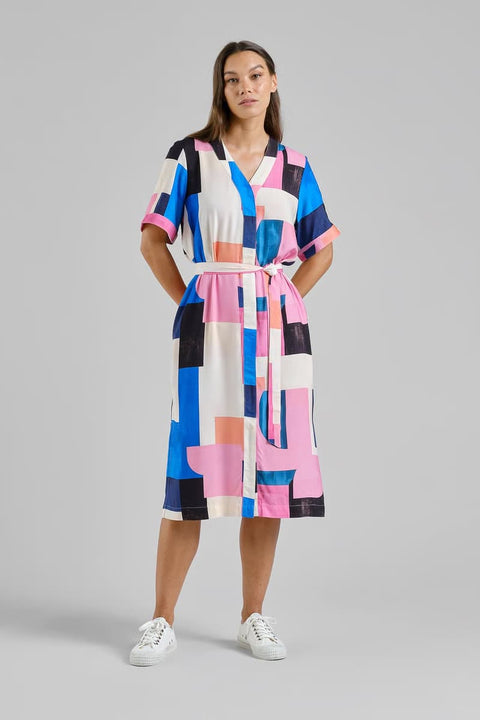 Dress Kallvik Dedicated Multi Color, kombiniert mit weißen Sneakern oder Riemchensandalen, fließende Midi-Länge