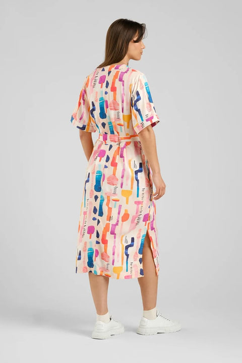 Sommerliches Kleid mit versteckten Knöpfen und Taschen