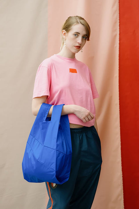 The New Shopping Bag Mono Yves Medium Susan Bijl, zusammengefaltet, kompaktes Format, alltagstauglich