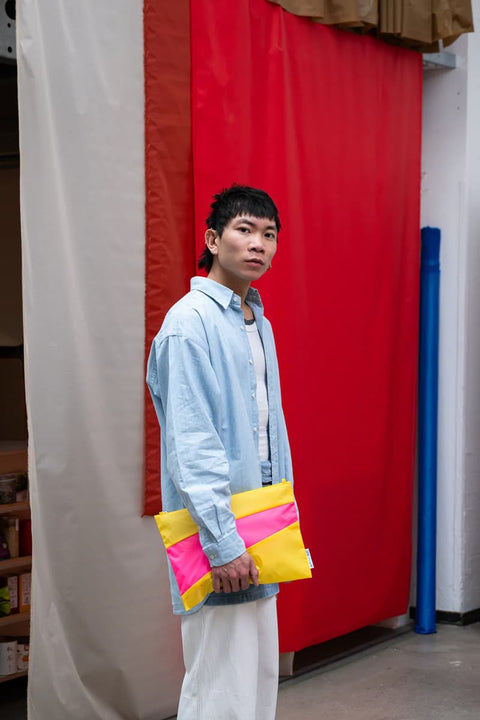Crossbody-Tasche The New Pouch TV in Gelb und Neonpink von Susan Bijl