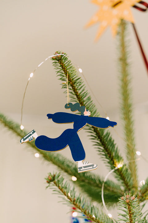 Dekoanhänger Eisläuferin milin, am Fenster hängend als Weihnachtsdekoration, handgefertigter Holzanhänger im Winterlicht