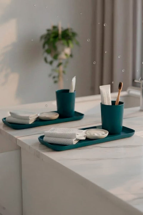 Small Tray Blue Abyss EKOBO – Detailansicht satiniertes Blau und hoher Rand, spülmaschinenfestes Tablett