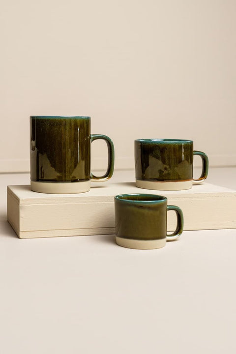 Cyl-Kollektion von KINTA in Dunkelgrün, mehrere Steinzeug-Produkte – Tassen, Teekanne und Schalen in Seaweed
KINTA Cyl Kollektion Seaweed Dunkelgrün, handgefertigtes Steinzeug aus Hanoi, Fair Trade, matt mit glänzenden Akzenten