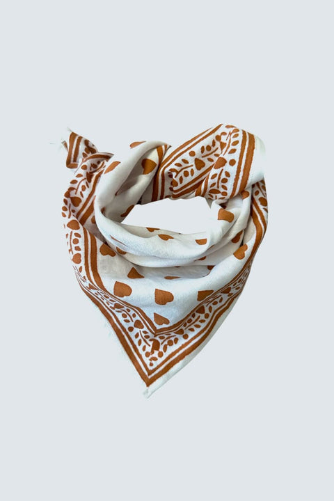 Foulard Bébé Love Cannelle Maison Augustin, als Halstuch bei Kind getragen, warmer Zimtton mit handgedruckten Herzmotiven