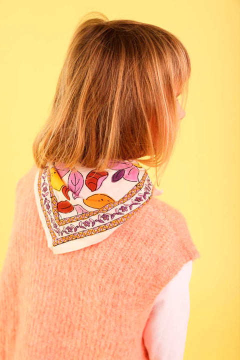 Foulard Bébé Enfant Pomelo Lilas von Maison Augustin, 50 x 50 cm, 100% Baumwolle, handgefertigter Block-Print mit Blumen- und Fruchtmotiven