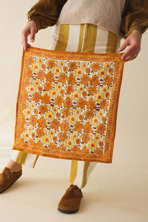Detailansicht des Block-Print-Blumenmusters in Senfgelb und Gold