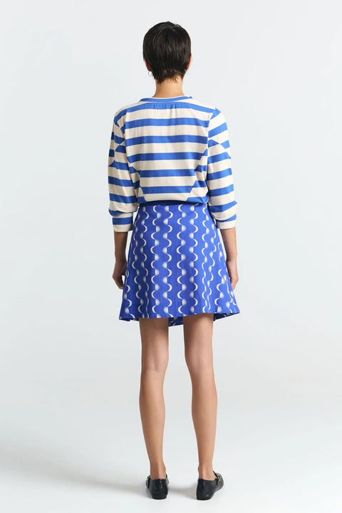 Ganges Top Blue Stripes – modernes Design mit runden Halsausschnitt