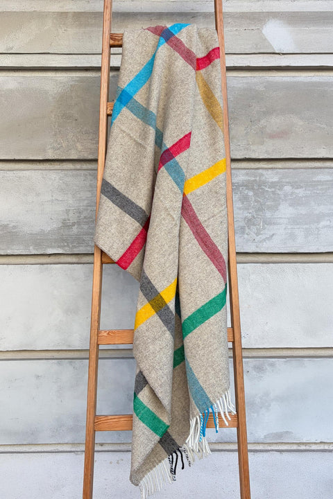Karomuster und Fransen der Decke beige