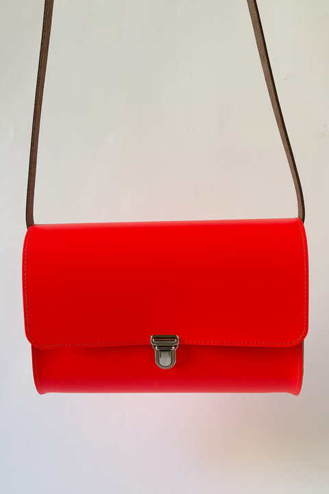 Große Brottasche LARGE Neonorange von papoutsi, mattes Rindsleder, 27,5 x 19 x 8 cm, Crossbody, handgefertigt in Berlin