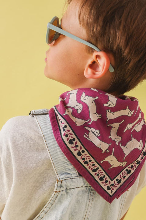 Maison Augustin Foulard Teckel Violet – Detailaufnahme Dackel-Motiv auf granatroten Grund, Naturpigmente, Block-Print