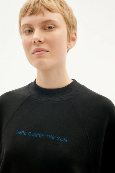 Bio-Baumwolle: 'Here Comes the Sun' Sweatshirt von Thinking Mu