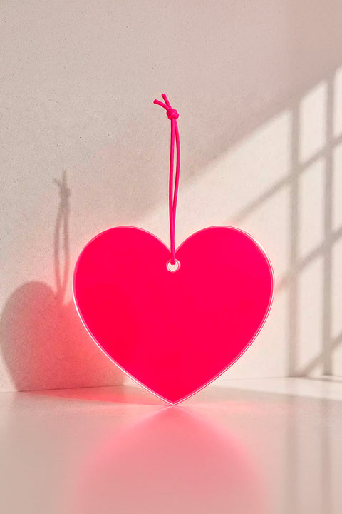 Herz-Acrylanhänger Neonpink im Gegenlicht