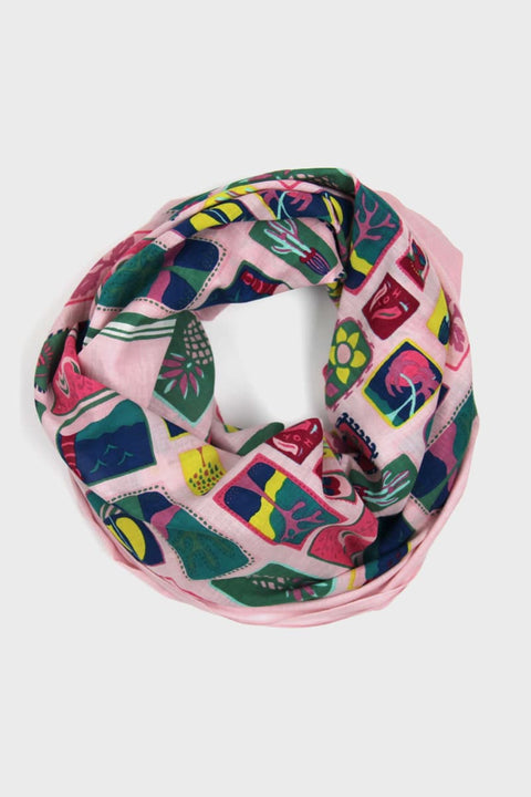 Carré Coton Holidays Vert von Les Belles Vagabondes, quadratisches Tuch aus Bio-Baumwolle, sommerliche Motive in Rottönen auf Grün