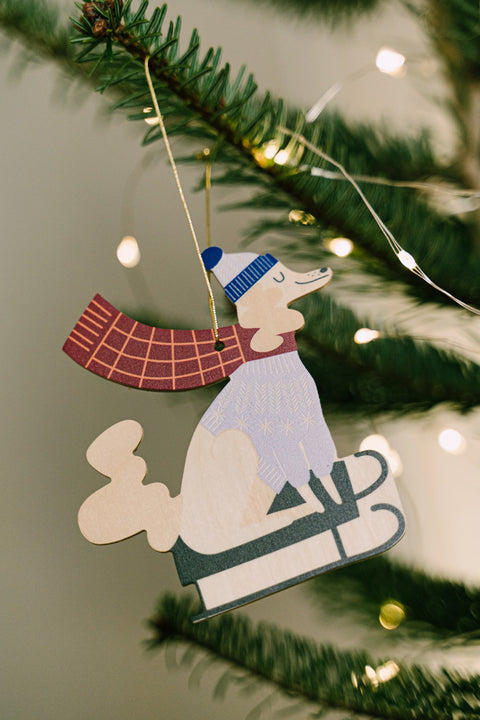 Dekoanhänger Hund auf Schlitten milin, am Weihnachtsbaum hängend, buntes Holzmotiv mit Handarbeitscharakter
