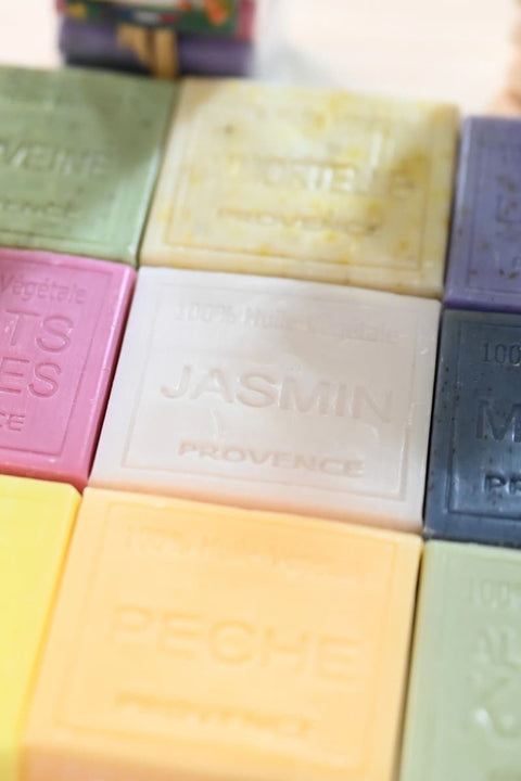 Savon Savonitto Jasmin – Detailansicht Seifenoberfläche, zarter Jasminduft aus Grasse, angereichert mit Mandelöl