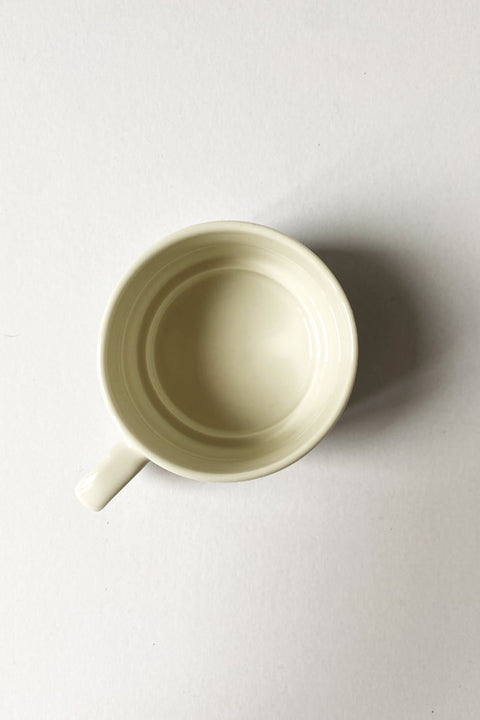 Stilvolle Tasse mit orangefarbenem und rosafarbenem Muster.