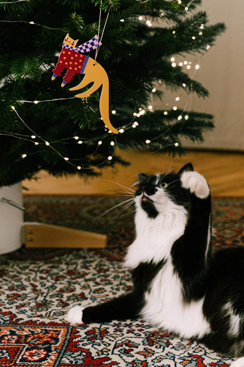 Dekoanhänger Gelbe Katze milin, am Fenster als Weihnachtsdekoration hängend, gelbes Katzenmotiv im Wintersonnenlicht