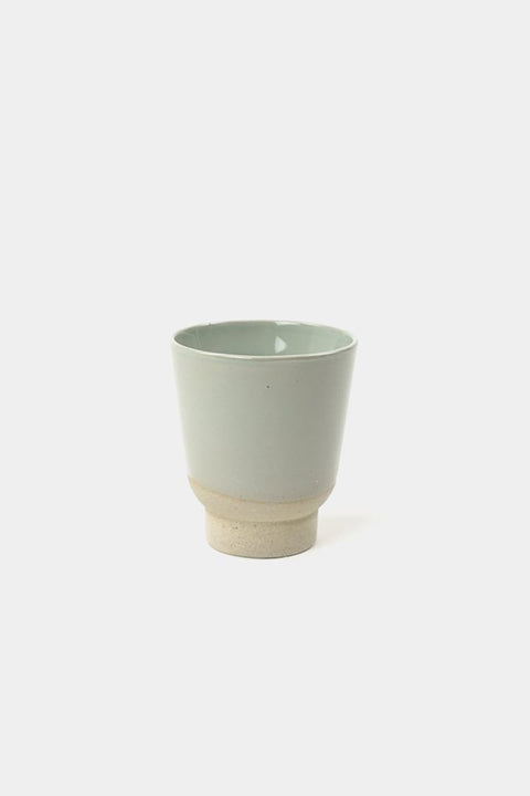 Cup Rutunda S KINTA Mint, Detailansicht natürliche Sandglasur in Mint, kompakte Espressotasse