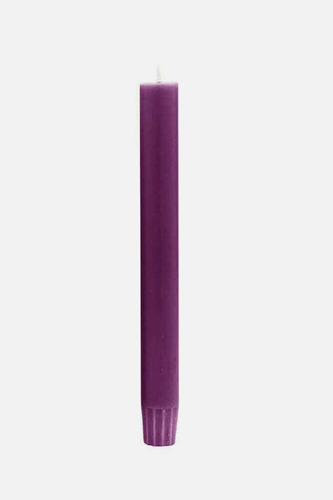 Dinner Kerzen Plum originalhome – Detailansicht violette Kerzen aus pflanzlichem Wachs, handgefertigt, geruchsneutral
