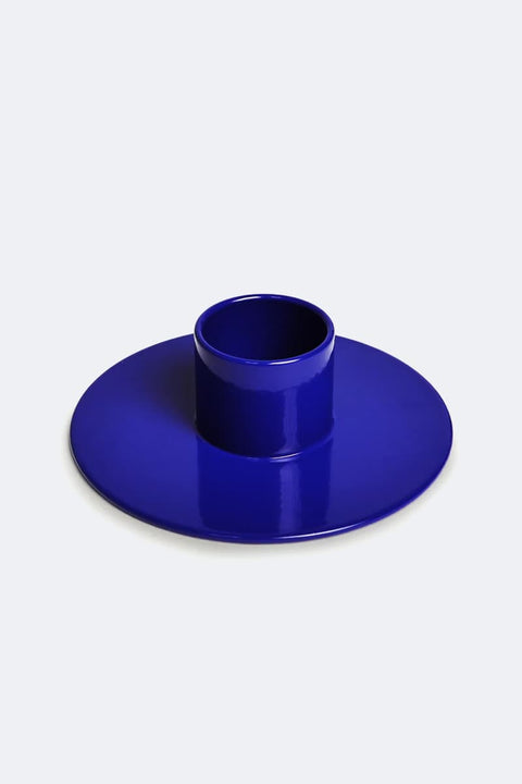 Kerzenhalter POP Deep Blue – Seitenansicht mit Kerze, Stahlblau auf hellem Untergrund