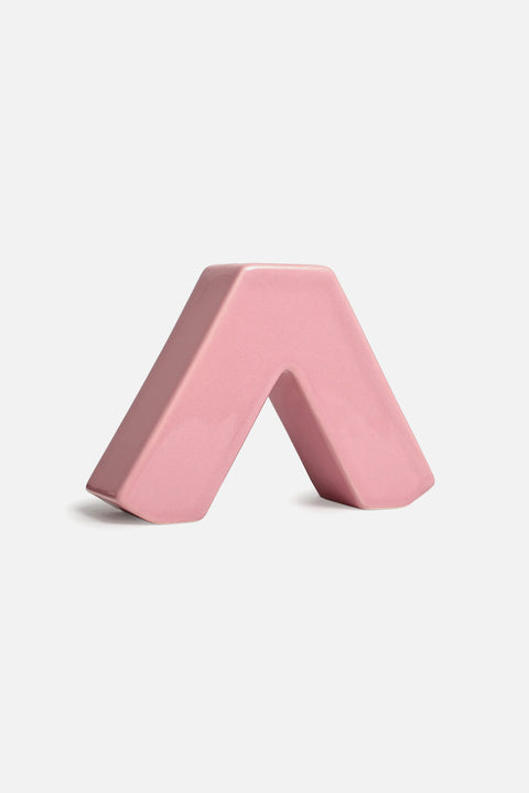 Kerzenhalter Powder Pink auf Fensterbank als Wohnaccessoire