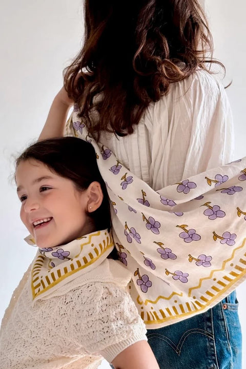 Leichtes Babyhalstuch in Lila Cremeweiß 50 x 50 cm