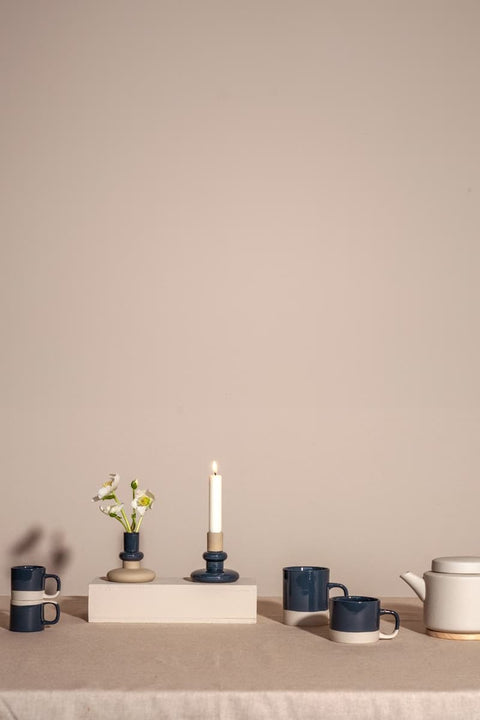 Cyl-Kollektion von KINTA in Anthrazit, mehrere Steinzeug-Produkte – Tassen, Teekanne und Schalen in Anthrazit
KINTA Cyl Kollektion Anthrazit, handgefertigtes Steinzeug aus Hanoi, Fair Trade, matt mit glänzenden Akzenten