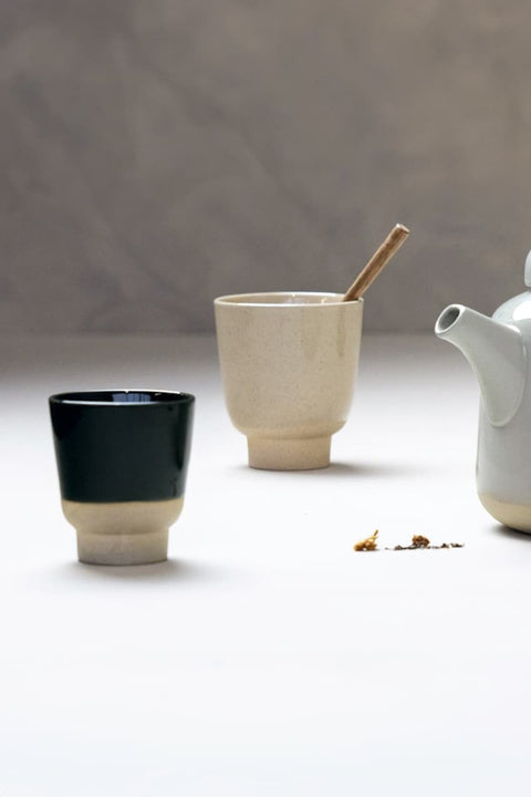 Cup Rutunda S KINTA Sea Blue, Detailansicht sattes Dunkelblau mit Sandkörnern, kompakte Espressotasse