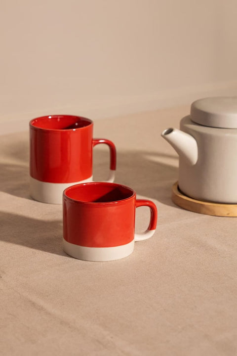 Cyl-Kollektion von KINTA in Rot, mehrere Steinzeug-Produkte – Tassen, Teekanne und Schalen in Rot
KINTA Cyl Kollektion Rot, handgefertigtes Steinzeug aus Hanoi, Fair Trade, matt mit glänzenden Akzenten