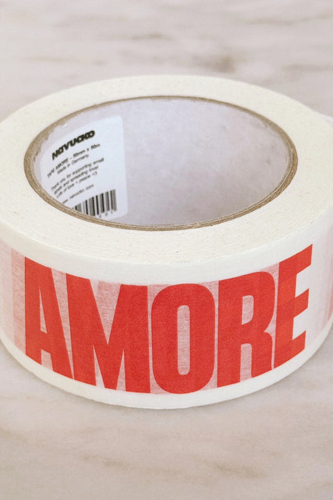 Klebeband AMORE von NAVUCKO in Naturweiß und Rot, Papierklebeband mit AMORE-Motiv, 50 mm x 50 m