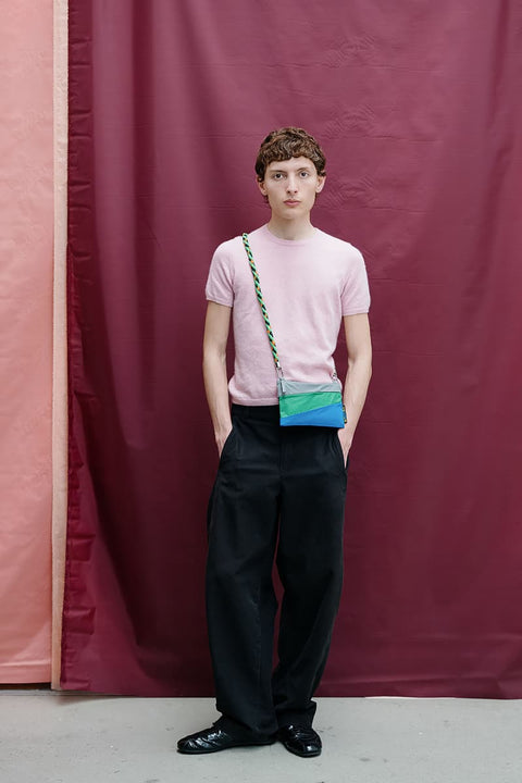 The New Pouch Multi Wena Small Susan Bijl, als Mini-Crossbody mit The New Strap getragen, PFAS-freies recyceltes Nylon