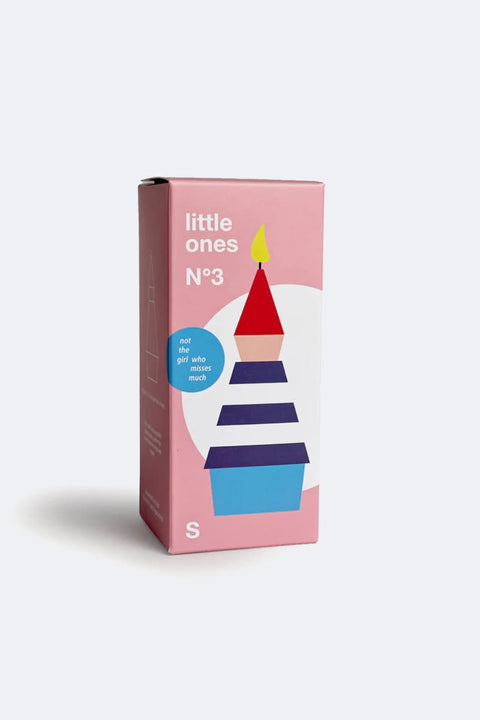 Little One N°3 – Stilaufnahme auf Holzfläche, bunte Designkerze