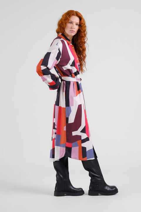 Mittellanges Kleid mit Gürtel und Brusttasche von Dedicated