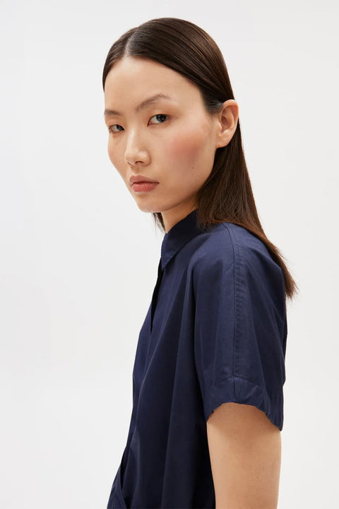 Styling-Ansicht Poplin Larisaana Blouse ARMEDANGELS in Tinted Navy, offen oder geschlossen getragen