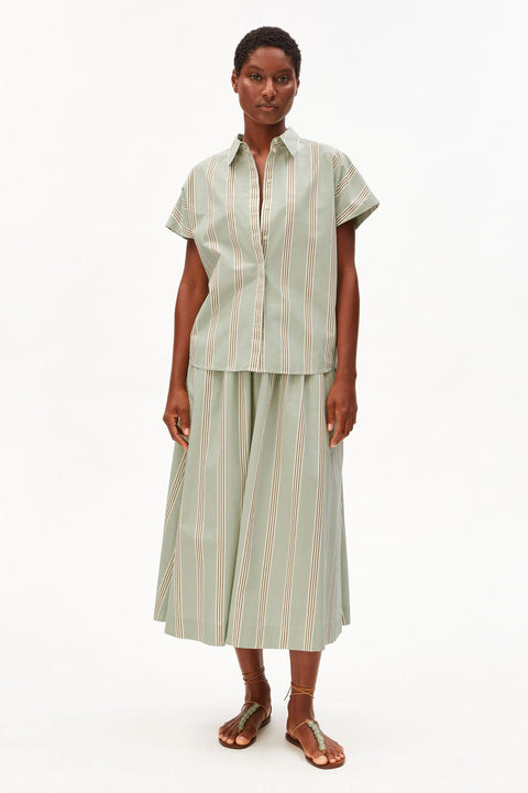 Stripe Poplin Larisaana Bluse von ARMEDANGELS in Salbei-Braun-Creme, Model in Nahaufnahme