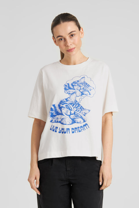 T-Shirt Vadstena Live Your Dream Off-White von Dedicated, Relaxed Fit, cremefarbenes Bio-Shirt mit großformatigem Live-Your-Dream-Textprint